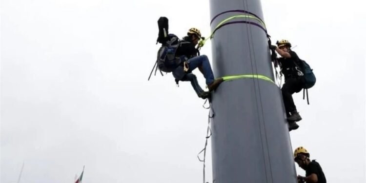 Greenpeace escala el asta del Zócalo para exigir freno a megaplanta de amoniaco