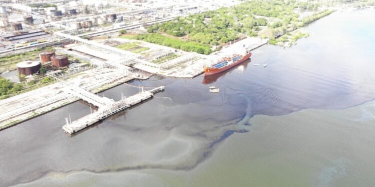 Disminuye mancha de hidrocarburo en el río Pánuco tras cuatro días de limpieza: Pemex