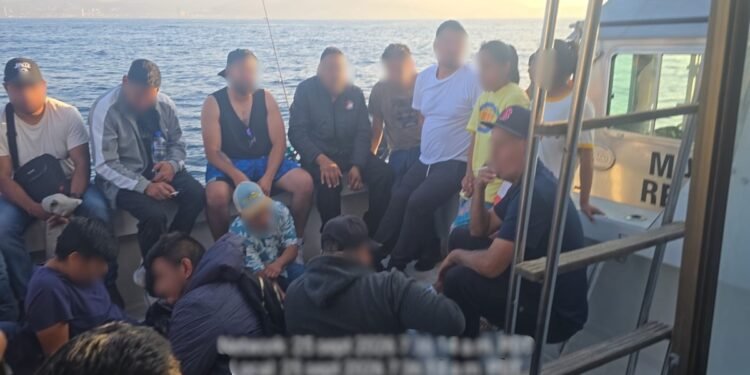 Marina rescata a 45 mexicanos en dos yates cerca de Ensenada; pretendían llegar a Estados Unidos