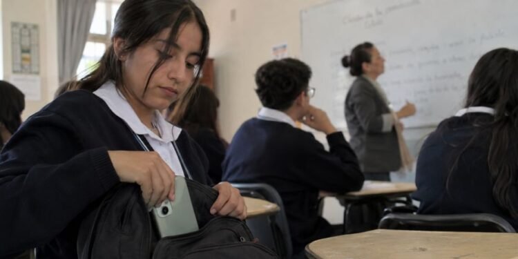 SEP publica en el DOF acuerdo para restringir celulares en escuelas: qué cambia y desde cuándo