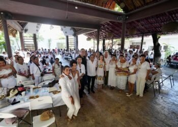 Mujeres de Tulum dialogan con Rafael Marín sobre salud, seguridad y empleo