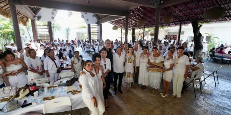 Mujeres de Tulum dialogan con Rafael Marín sobre salud, seguridad y empleo