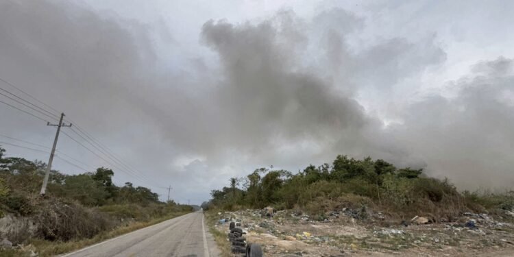¡Alarma en Felipe Carrillo Puerto! Incendio en basurero cubre el cielo de humo