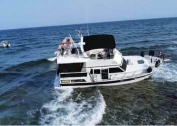 Yate encalla en arrecife de Mahahual y alertan daños al coral