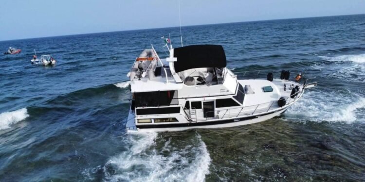 Yate encalla en arrecife de Mahahual y alertan daños al coral