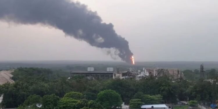 Jáltipan en alerta tras explosión; Pemex ofrece sus hospitales a los afectados
