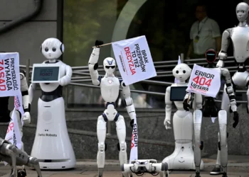 Robots protestan en Polonia para exigir regulación en IA
