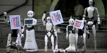 Robots protestan en Polonia para exigir regulación en IA