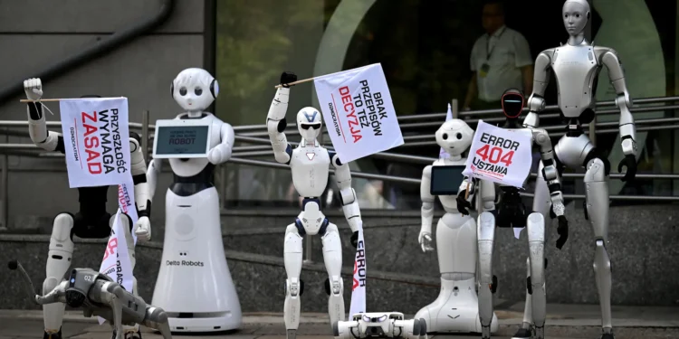 Robots protestan en Polonia para exigir regulación en IA