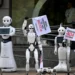 Robots protestan en Polonia para exigir regulación en IA