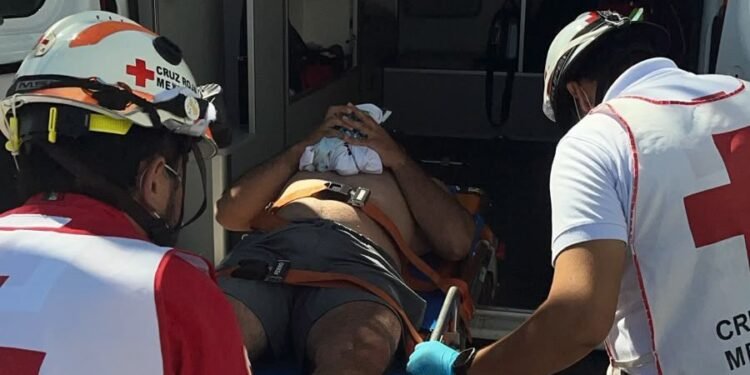 ¡Lo encontraron con vida! Rescatan a uno de los dos hombres perdidos en el mar de Cozumel