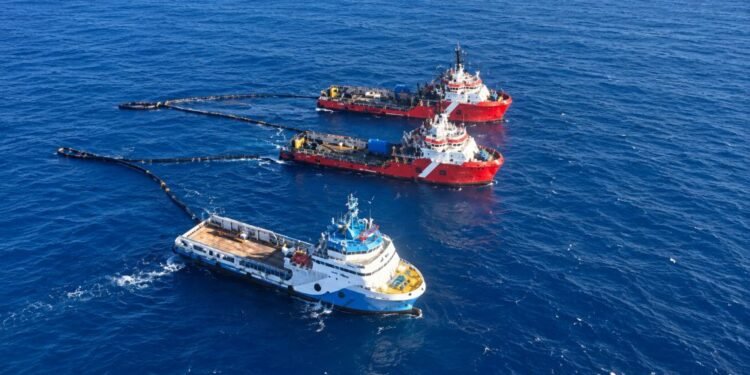 Operativo submarino avanza tras derrame en ducto frente a Campeche