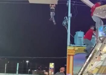 Niño queda colgado de la rueda de la fortuna en la Feria de Torreón; así lo rescataron