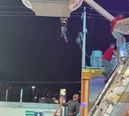 Niño queda colgado de la rueda de la fortuna en la Feria de Torreón; así lo rescataron