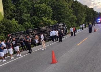 Vuelca autobús de trabajadores del Grand Sirenis cerca del aeropuerto de Tulum; hay 24 lesionados