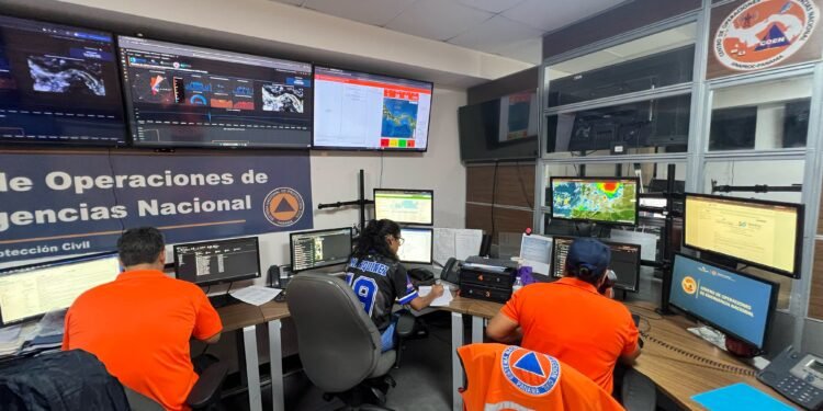Terremoto de 7.7 sacude Panamá; registran fuertes réplicas y mantienen vigilancia por tsunami