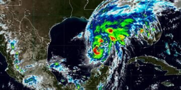Huracán Isaías sube a categoría 2; alertan por caída de árboles e inundaciones en Quintana Roo
